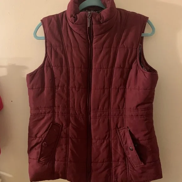 Weatherproof burgundy puffer vest ⭐️ - Picture 2 of 10